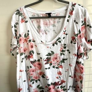 Torrid white floral shirt sleeved tshirt size 4